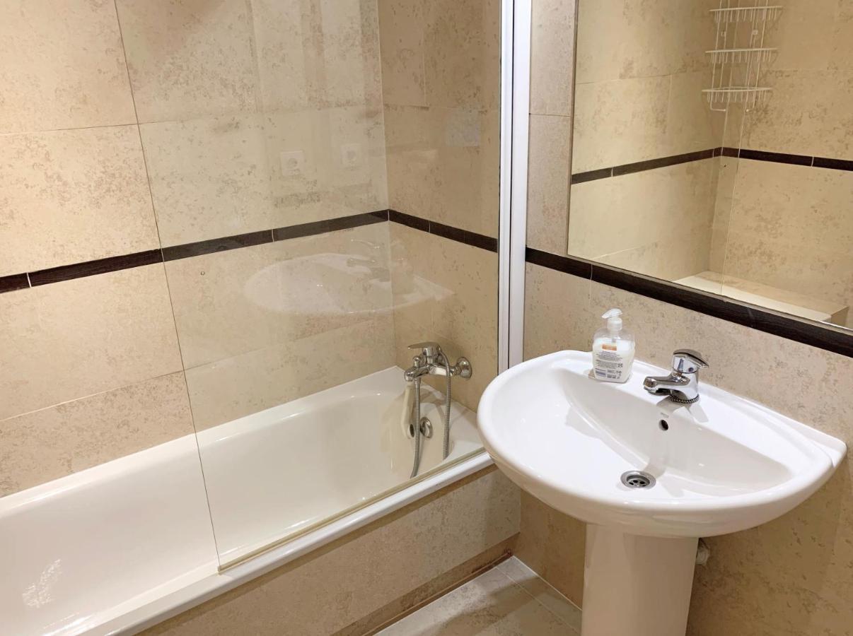 Salinas. Apartment For 4. Terrace/Parking/Pools/Gym/4Mins Beach Estepona Eksteriør bilde